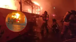 Autobuses terminan calcinados tras incendiarse en la SM 67 de Cancún: VIDEO