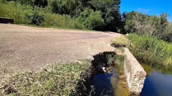 El motociclista sufrió el accidente horas antes de ser encontrado entre la vegetación