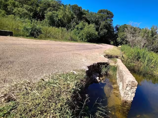 El motociclista sufrió el accidente horas antes de ser encontrado entre la vegetación