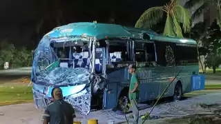 Conductor de la empresa Del Valle causa destrozos en la Zona Hotelera de Cancún