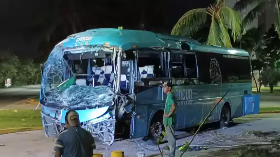 La causa del accidente fue debido al exceso de velocidad del conductor La causa del accidente fue debido al exceso de velocidad del conductor