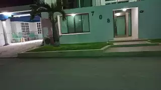 Los vecinos fotografiaron la zona donde se ubica la casa, y que invade la baqueta, bloqueando el paso en Bacalar