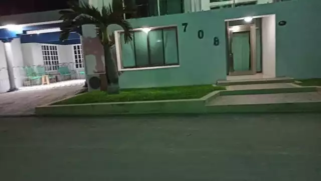 Los vecinos fotografiaron la zona donde se ubica la casa, y que invade la baqueta, bloqueando el paso en Bacalar