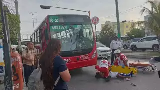 La víctima fue liberada debajo de la pesada unidad por rescatistas de la Cruz Roja