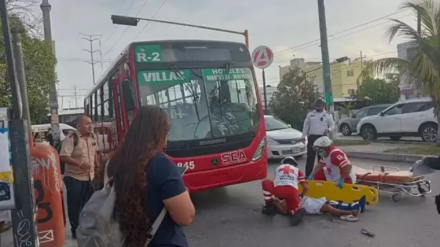 La víctima fue liberada debajo de la pesada unidad por rescatistas de la Cruz Roja