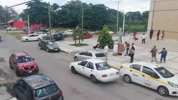 Los vecinos denunciaron que asisten más de 50 personas a las misas de estas parroquias Foto: Abraham Cohuó