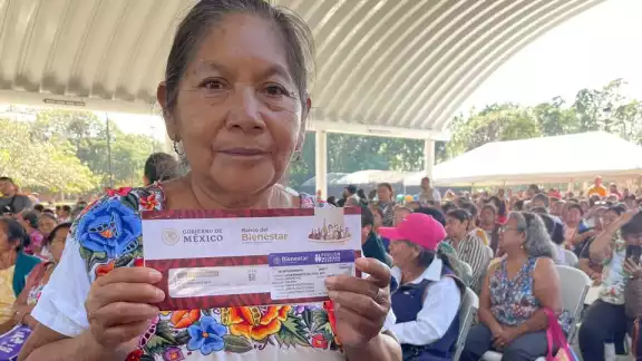 Dan tarjetas de pensión a mujeres Dan tarjetas de pensión a mujeres