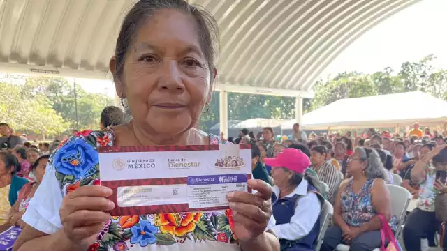 Dan tarjetas de pensión a mujeres