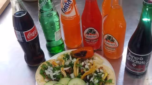 Diferentes refrescos con una orden de tacos