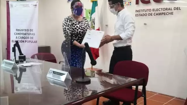 La titular de la institución recibió la documentación que acredita a Fernández Montúfar como aspirante a mandatario del estado