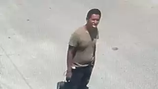 El hombre burlonamente sacó la lengua ante las cámaras de seguridad