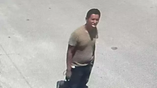 El hombre burlonamente sacó la lengua ante las cámaras de seguridad