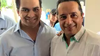 Uno de los presuntos implicados se fotografío con el Gobernador de Quintana Roo