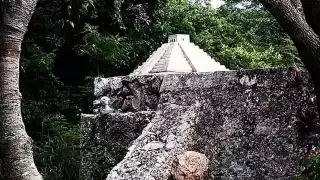 Esta es la pequeña pirámide de Chichén Itzá donde se ve descender a Kukulcán