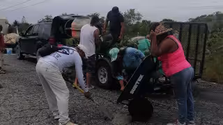 Tras una colecta, los colonos y prestadores de servicio decidieron ellos mismos reparar la dañada carretera a Mahahual