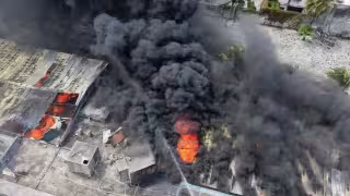 Evacuan a vecinos por mega incendio de bodega con material de hotelería en la Supermanzana 89 de Cancún