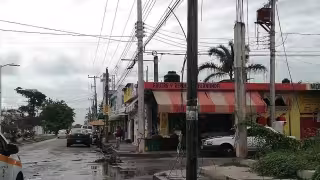 Los vientos fuertes provocaron que los cables eléctricos de alta tensión chocaran con el poste