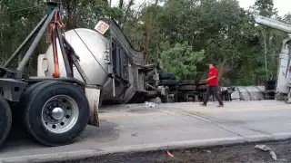 La pipa de gasolina fue vaciada para poder ser removida de la carretera Chetumal-Mérida