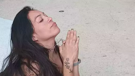 La doctora se negó a recibir atención y comenzó a rezar. La doctora se negó a recibir atención y comenzó a rezar.