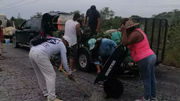 Tras una colecta, los colonos y prestadores de servicio decidieron ellos mismos reparar la dañada carretera a Mahahual Tras una colecta, los colonos y prestadores de servicio decidieron ellos mismos reparar la dañada carretera a Mahahual