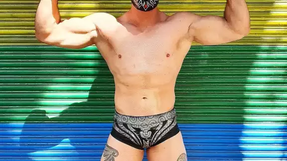El luchador posa para una foto El luchador posa para una foto