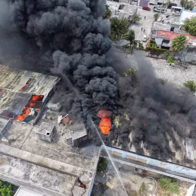 Las llamas provocaron una inmensa columna de humo que se podía ver desde varios kilómetros.