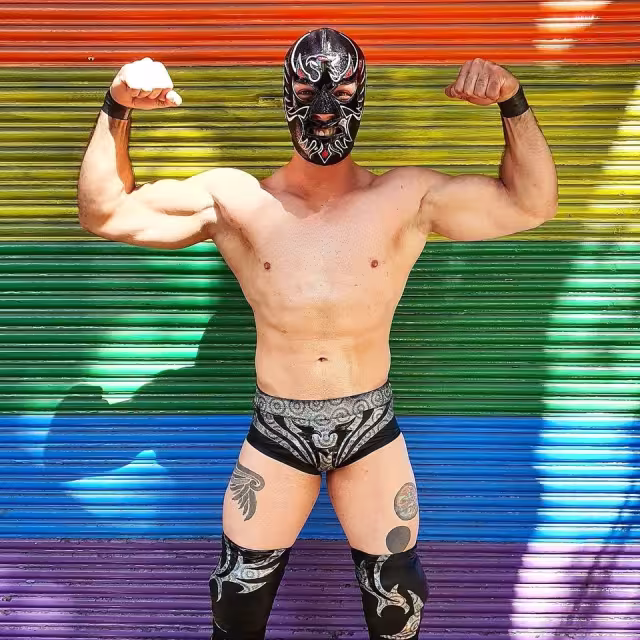 El luchador posa para una foto