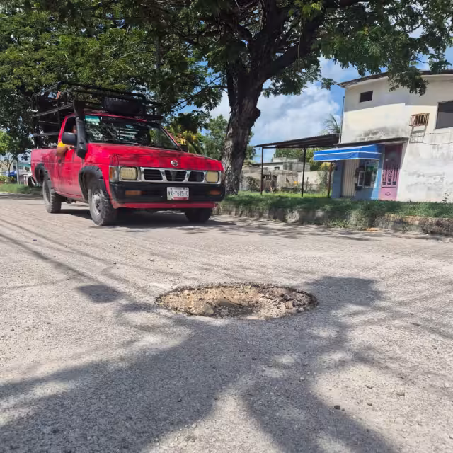 Un enorme bache en la avenida Concordia, en Champotón, pone en riesgo la seguridad de los automovilistas y motociclistas.