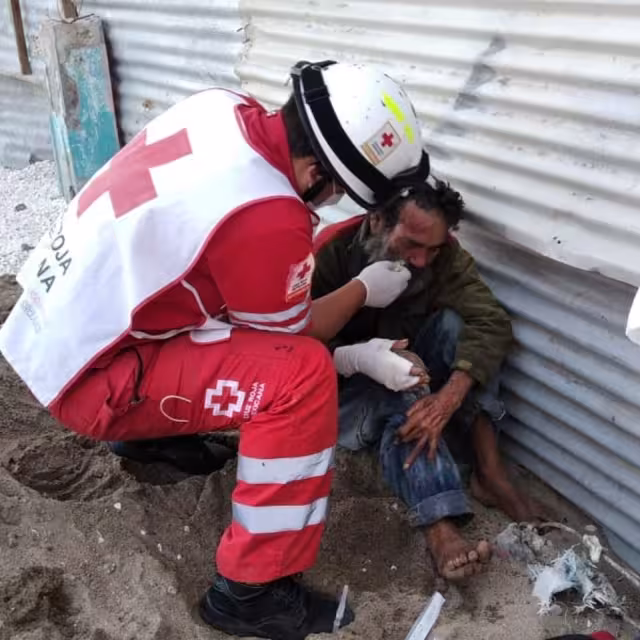 El hombre fue atacado con ácido en el cuerpo