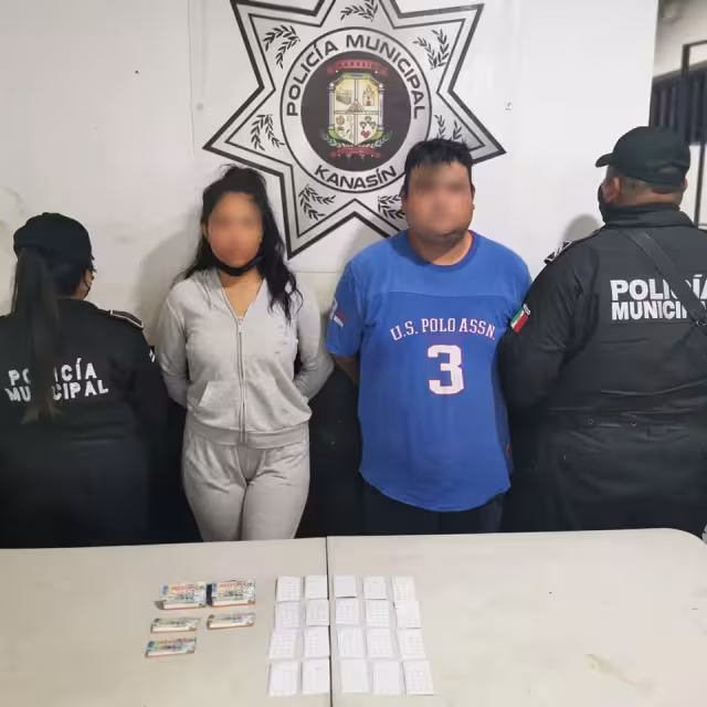 Una pareja fue detenida con folletos de los préstamos que hacían