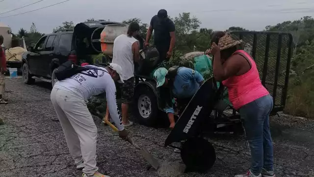 Tras una colecta, los colonos y prestadores de servicio decidieron ellos mismos reparar la dañada carretera a Mahahual