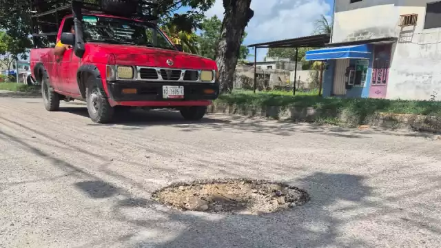 Un enorme bache en la avenida Concordia, en Champotón, pone en riesgo la seguridad de los automovilistas y motociclistas.
