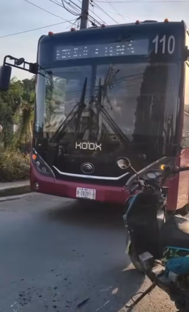 La unidad 110 del Ko’ox atropelló a un motociclista.