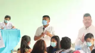 Alberto Padrón en reunión con habitantes de Hunucmá