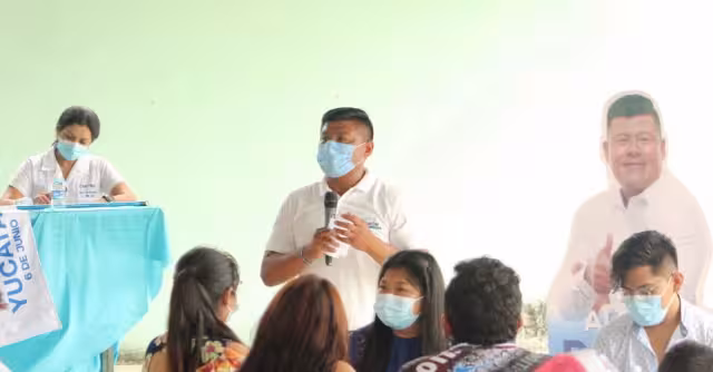 Alberto Padrón en reunión con habitantes de Hunucmá