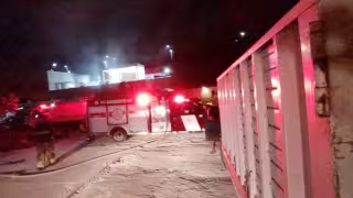 Bomberos acudieron al reporte del incendio de una casa habitación en el fraccionamiento Villas del Sol