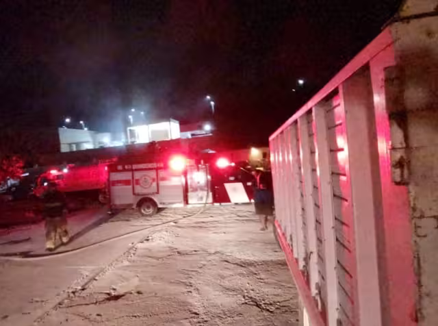 Bomberos acudieron al reporte del incendio de una casa habitación en el fraccionamiento Villas del Sol