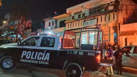 Elementos policiacos llegaron al lugar de los hechos para acordonar la zona. Elementos policiacos llegaron al lugar de los hechos para acordonar la zona.