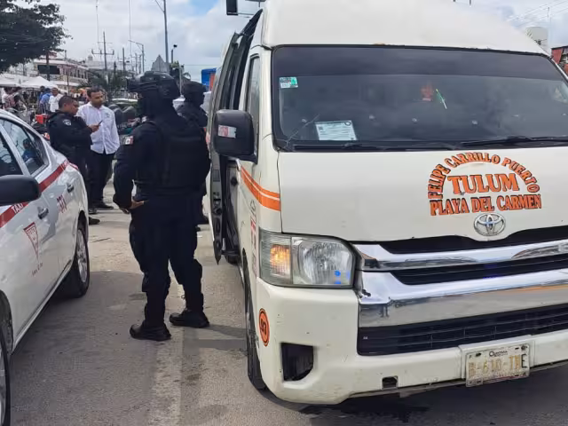 Sujetos armados intentaron levantar al conductor de una van de transporte público en Muyil