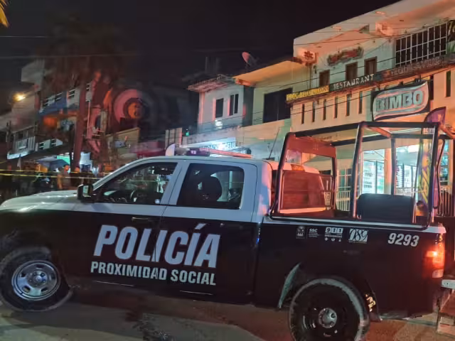 Elementos policiacos llegaron al lugar de los hechos para acordonar la zona.