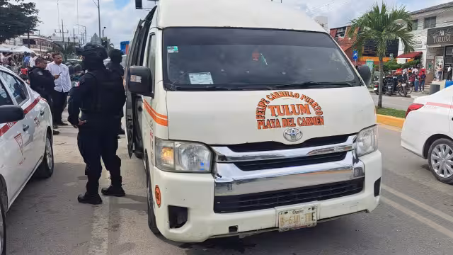 Sujetos armados intentaron levantar al conductor de una van de transporte público en Muyil