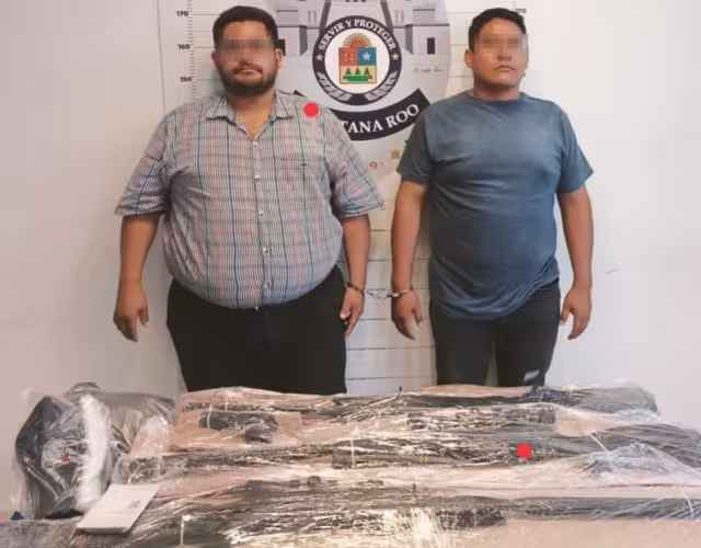 A Miguel “N” y Carlos “N” les hallaron ropa y gafetes con la leyenda “Hacienda” y tres armas largas y una corta de diábolos