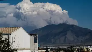 Columna de humo producto del incendio