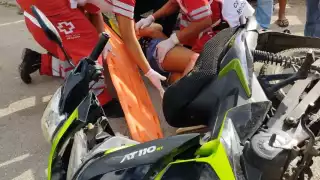 La joven de 17 años que conducía su moto fue trasladada al hospital por lesiones cerca del ojo