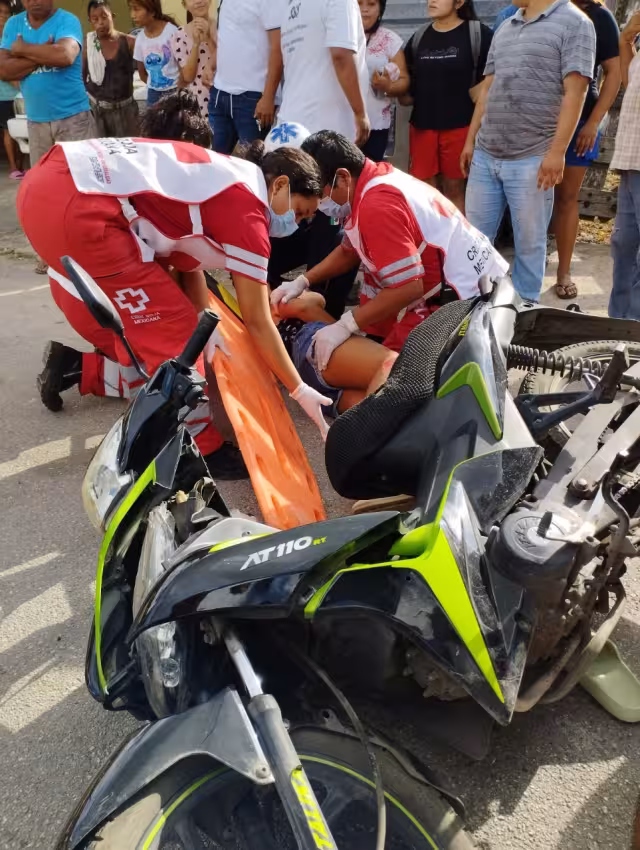 La joven de 17 años que conducía su moto fue trasladada al hospital por lesiones cerca del ojo