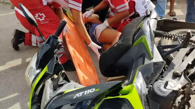 La joven de 17 años que conducía su moto fue trasladada al hospital por lesiones cerca del ojo