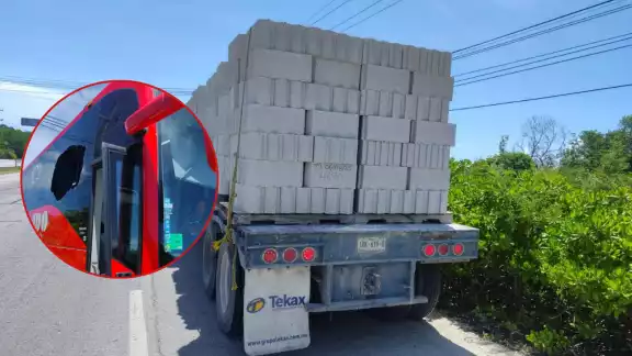 El objeto atravesó una de las ventanas, golpeando a algunos pasajeros El objeto atravesó una de las ventanas, golpeando a algunos pasajeros