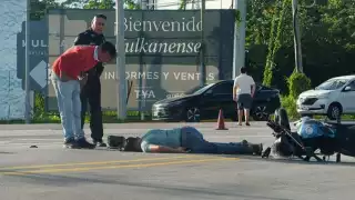 Camioneta impacta a motociclista sobre el libramiento de la autopista Mérida-Cancún
