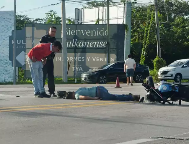 El motociclista quedó tendido sobre el pavimento tras el choque.
