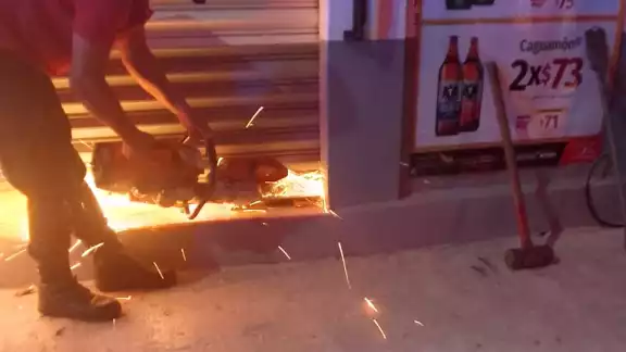 Rescatan a mujer encerrada en un minisuper por su pareja en Felipe Carrillo Puerto Rescatan a mujer encerrada en un minisuper por su pareja en Felipe Carrillo Puerto